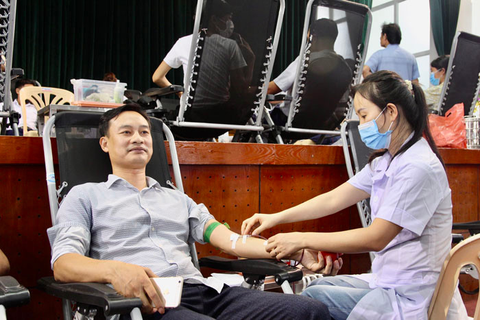 Hơn 500 người ở Ninh Giang tham gia chương trình "Giọt máu nghĩa tình đất Hồng Châu"